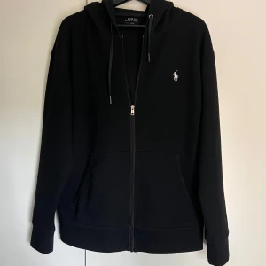 Ralph Lauren Zip Hoodie - Säljer nu min fina och fräscha zip hoodie från Ralph Lauren. Tröjan är i fint skick utan fläckar, nopprigt tyg eller andra tecken av användning. Den är i strl XL men sitter mer L. Priset är 599 men ej hugget i sten. Hör görna av dig om du har frågor!