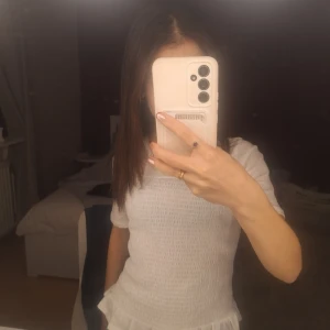 Gina tricot topp  - Superfin gina tricot topp i storlek 158/164, men lite stor i storlek💗 Nästan aldrig använd   Kontakta om du undrar något 💕