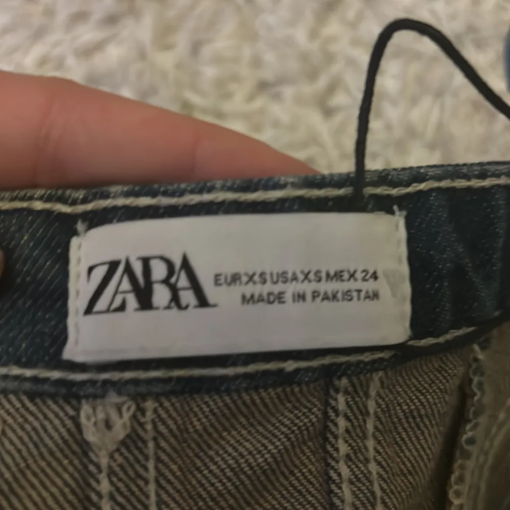 supersnygg jeans topp från zara i strlk XS. Har köpt här på plick men säljer så den är för liten! 🩷. Toppar.