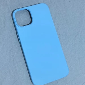 Baby blå skal  - Hej! Säljer denna fina mobil skal i färgen bebis/ljus blå som passar för iPhone 13. Knappt använd! För fler frågor så är det bara att skriva! ☺️