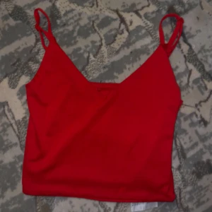 Rött linne - Vanligt rött linne me en v-ringning, jätte fin men har aldrig använt i storlek xs, perfekt till jul tillsammans med en svart kjol eller nyår till o med❤️ kan gå ner i pris vid snabb affär