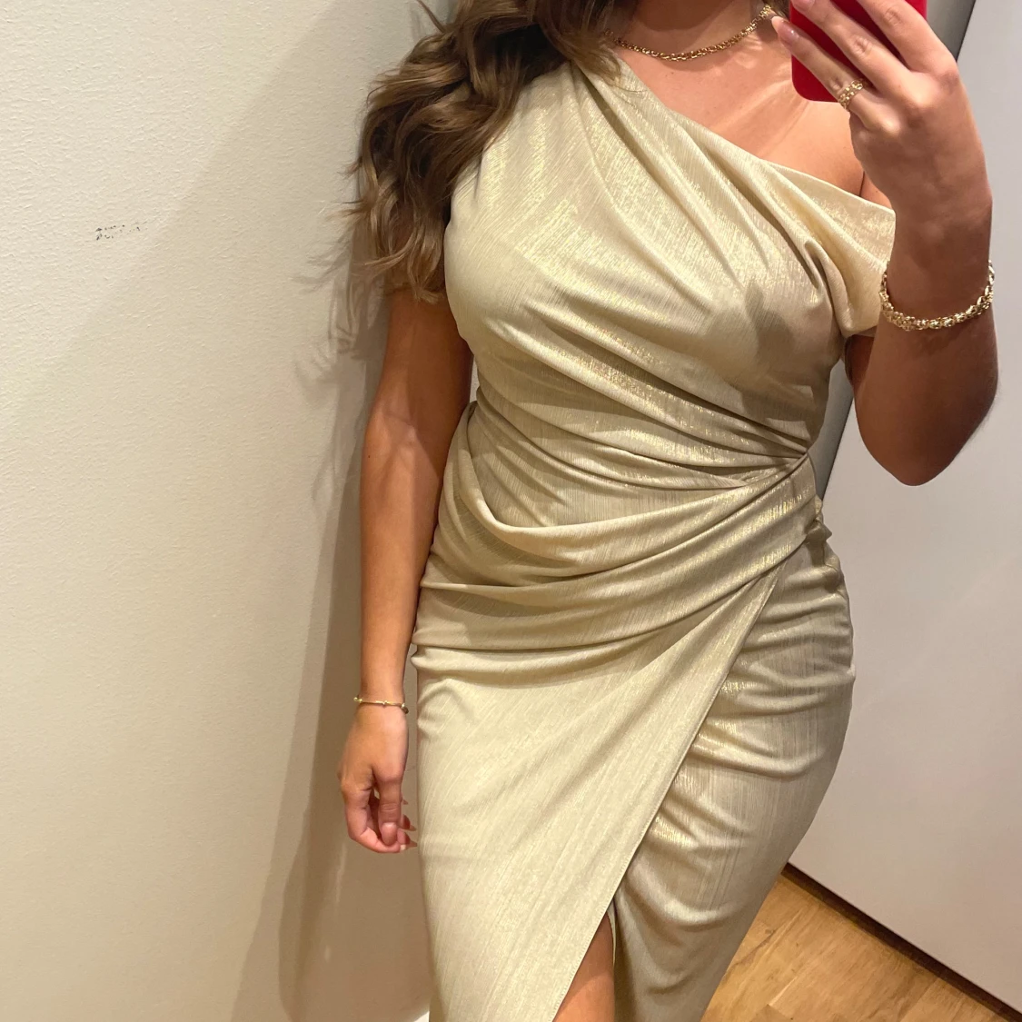 Champagnefärgad oneshoulderklänning - 90