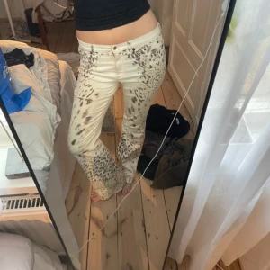 Leopardjeans - Så snygga leoprdjeans, kanske ser ut som fläckar men det är del av mönstret! Byxorna är i bra skick 🧡 MÅTT: Midja: 39 tvärs över Höft: 45 tvärs över Innerbenslängd: 79 (passar 165 och uppåt) Pris kan sänkas vid snabb affär 🍷🧡