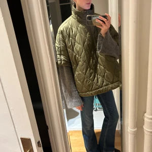 Slutsåld trekvartsärmad jacka  - Säljer denna slutsålda och sjukt eftertraktade jackan från hm. Strlk. L men skulle absolut säga att den passar allt från s-L. Trekvartsärm. 