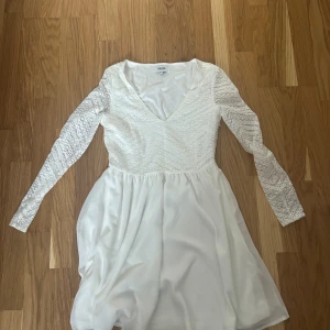 Studentklänning  - Studentklänning från bubbleroom. I storlek S/36 , endast använd en gång. 