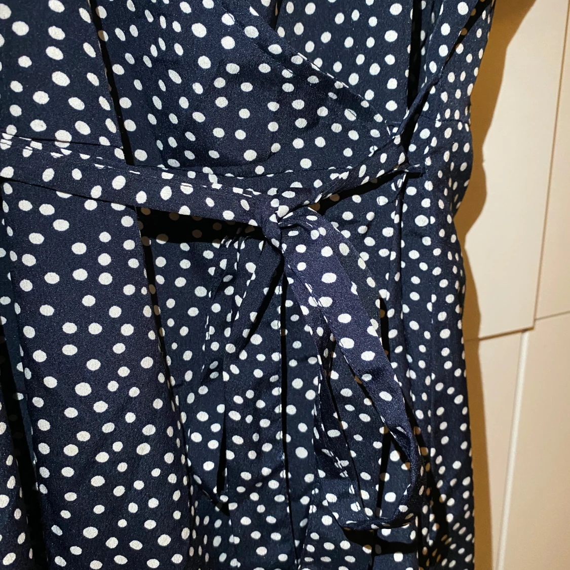 MARINBLÅ PRICKIG KLÄNNING  - 90