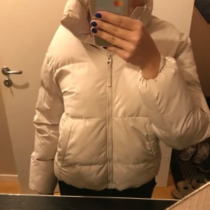 Vinterjacka  - Bra skick, inga defekter, perfekt nu till vintern ❤️💋 Om ni vill ha fler bilder är det bara att ✍️❤️