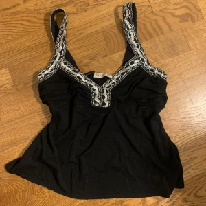Svart silvrig topp - Svart och silvrig festtopp🤗🤗Jöttemjukt och stretchigt material. Den svarta delen på banden har jag sytt på själv men det märks inte av🛍️