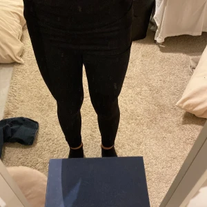 Svarta leggings från New Apparel - Säljer ett par svarta leggings från New Apparel i storlek S (36/38). De är i bra skick och perfekta för både vardag och träning. Materialet är stretchigt och bekvämt, vilket gör dem till ett måste i garderoben. Passar till allt och är superenkla att styla! 💫