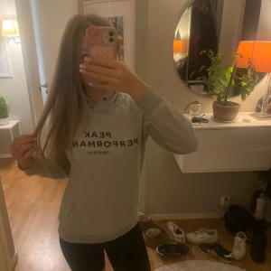 Peek Performance Hoodie - Hejj! Säljer denna Peek Performance Hoodien jag köpte på Kids Brandstore för nått år sedan, säljer då den ej kommer till användning. Hoodien är använd ett fåtal gånger och har inga defekter. (nypris:800) Tveka inte på att höra av er om ni har frågor!