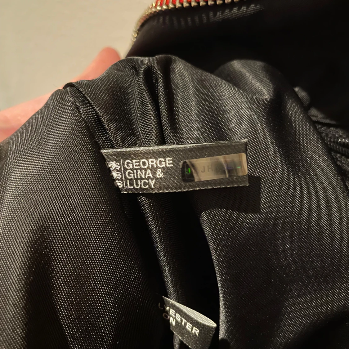 Röd axelväska från George Gina & Lucy - 93