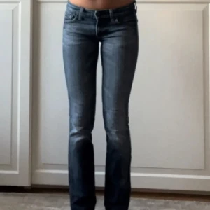 Lågmidjade jeans  - Superfina Lågmidjade jeans från 7 för all mankind, bra skick 