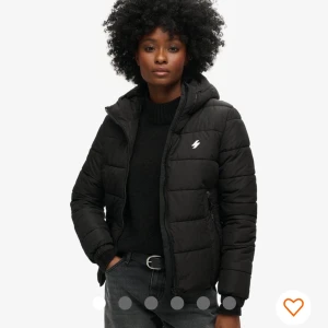 Superdry pufferjacket - Fin och varm pufferjacka från Superdry!  Gott skick men som man kan se i sista bilden finns en liten defekt på insidan av jackan, men det är inget som man märker av. Pris kan diskuteras😊 Hör gärna av er för fler bilder eller om ni har frågor🥰
