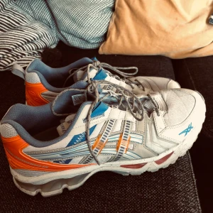 Asics träningssko - Snygga och bekväma Asics tränings-/ vardagssko.  Bär tecken på använding men är sparsamt använda och i bra skick.  Normala i storleken. 