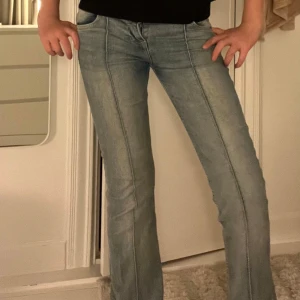 Lågmidjade jeans - Säljer ett par lågmidjade jeans med sträck i mitten💕