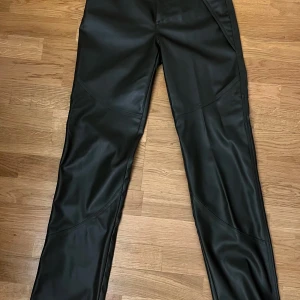 Mörkgröna läderbyxor från A-DSGN  - XXS, aldrig använd. PU LÄDER