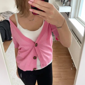 kortärmad kofta  - Söt rosa kofta, storlek S💞💞