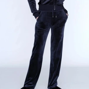 Juicy Couture - Säljer mina mörkblå Juicy byxor, endast använt 3 ggr 💕Köparen står för frakten!