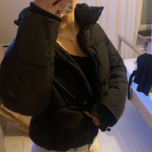 Zara puffer jacka - Jacka som inte kommer till användning, super fint skick, storlek S🩷🩷