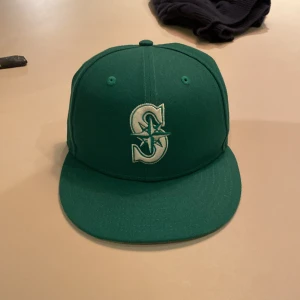 59FIFTY keps - Jätte fett grön keps! Köpt för ungefär ett år sedan men kom aldrig till nån användning eftersom att den var för stor, storlek 7 55.8 cm nypris 500 mitt pris 150