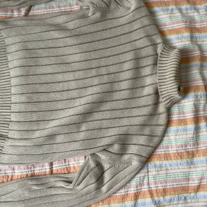 Stickad turtleneck  - Bra skick förutom det hålet i halsringen men det syns ej när tröjan sitter på! 