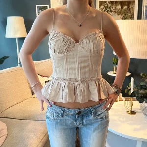 Topp - Snygg topp perfekt till fest eller liknande!! Finns ej att köpa i butik eller online🫶 Bilden är lånad!