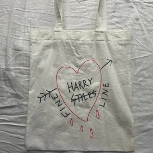 Harry styles fine line tote bag  - Harry styles fine line tote bag. Köpt på Camden market i london, oanvänd i fint skick. Köparen står för frakten