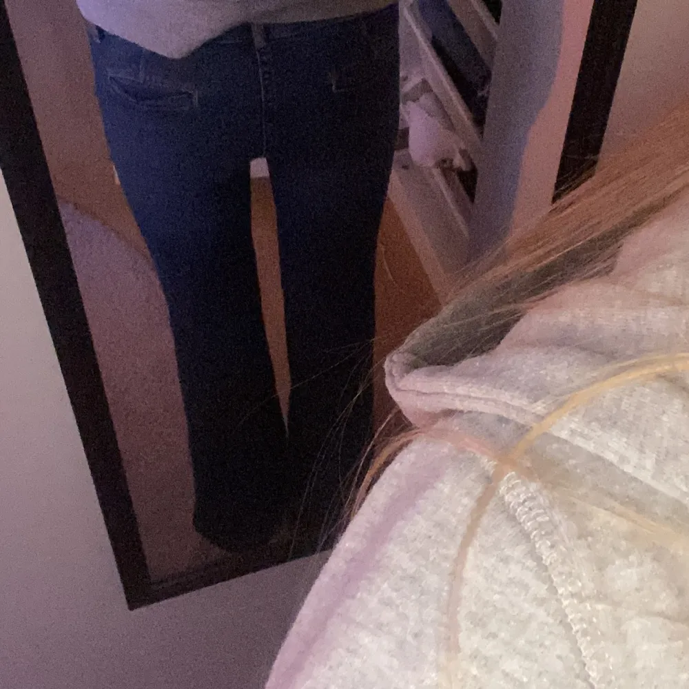 Säljer ett par snygga blå jeans från Abercrombie Kids i storlek 11/12. De är  bootcut och är i mycket bra skick. Samt är det lågmidjade 💙PRIS GÅR ATT DISKUTERA!. Jeans & Byxor.