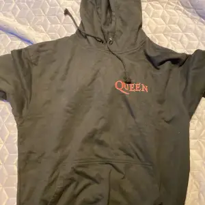 Svart Queen hoodie. Storleken säger L men passar mer som S eller M. Mycket bra skick 