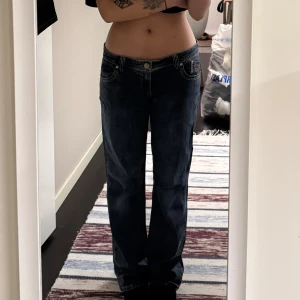 Lowwaisted jeans - ett par lowwaisted jeans med snygga fickor, storlek står på sista bilden