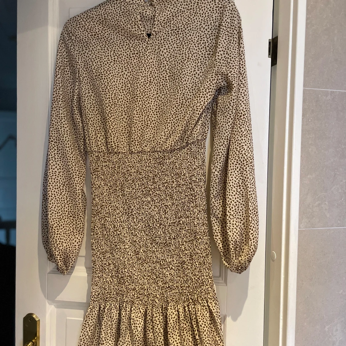 Beige prickig klänning - 92