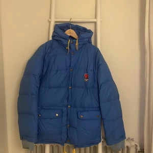 Fjällräven jacka  - Jätte fin fjällräven jacka, väl använd men i väligt bra skick!💕
