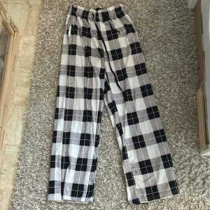 Rutiga pyjamasbyxor  - Baggy pyjamas byxor med fickor. Knappt använda då jag har två liknande par. Det är väl bra skick inga fläckar eller hål