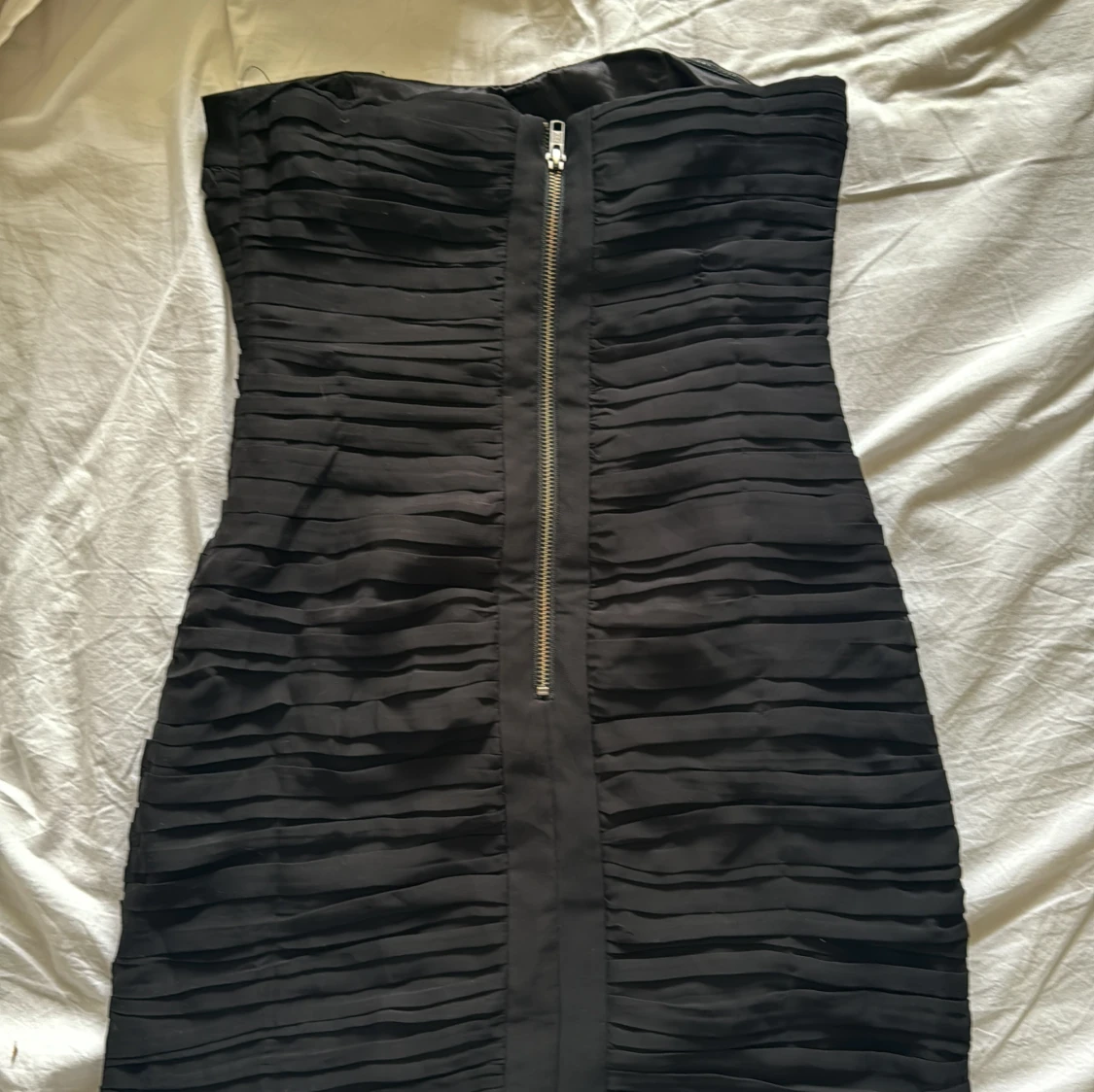 Svart axelbandslös klänning från Zoul - 91