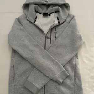 Säljer min gråa zip hoodie från Sail Racing. Den är i storlek ”170”.Perfekt nu för vintern ❄️.Varan är i mycket bra skick 