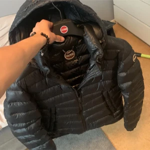 Colmar Dunjacka  - Svart dunjacka från Colmar. Butik storlek 48 men är som M. Finns någon skada på armarna men i övrigt 10/10. Fin kvalitets jacka! Kostar 6 500 i butik, alla lappar finns kvar och äkta såklart! 