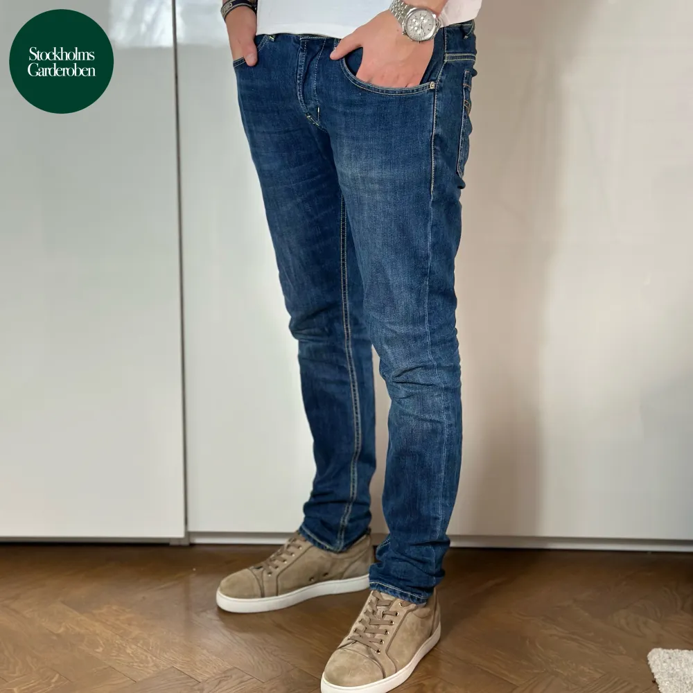 George Jeans från Dondup | Storlek: 32 - Skicket på jeansen är väldigt bra utan defekter (jeansen har blivit lagade vid skrevet) - Vårat pris: 1,049kr - Nypris: 2,999kr - Modellen är 185cm och väger 80kg. . Jeans & Byxor.