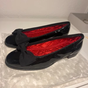 Ballerina skor med liten klack från Ralph Lauren - Jättefina Ballerina skor i fint skick från Ralph Lauren. Storlek 38. Skolådan medkommer.  Skriv för mer bilder. Pris är diskuterbart :)