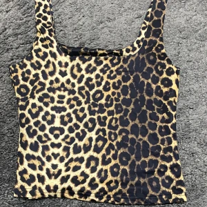 Leopardmönstrad linnetopp från SHEIN - Snygg leopardmönstrad linnetopp från SHEIN i storlek L. Perfekt för en trendig look, med ett stretchigt material av polyester och elastan. Toppen har breda axelband och en tight passform. Perfekt för sommaren eller en utekväll! 🐆✨/passar också som M, Aldrig använt 