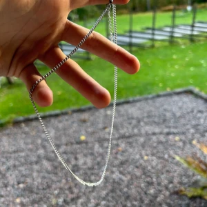 Silverhalsband  -  silver halsband som jag inte använder längre och då ville jag bara bli av med den så jag säljer det ganska billigt   Priset är diskuterbart vid snabb affär och inget krångel