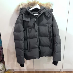 Canada Goose Wyndham - Canada Goose Wyndham grå black label. Storlek M. 