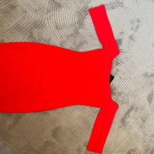 Ny röd klänning  - Tight klänning Helt ny Lapp kvar Storlek M  Verkar ha fått 2 svarta märken längst med sömnen på sidan 