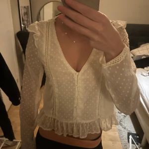 Zara blus  - Så söt zara Blus med ”mesh” liknande material🩷fint skick!