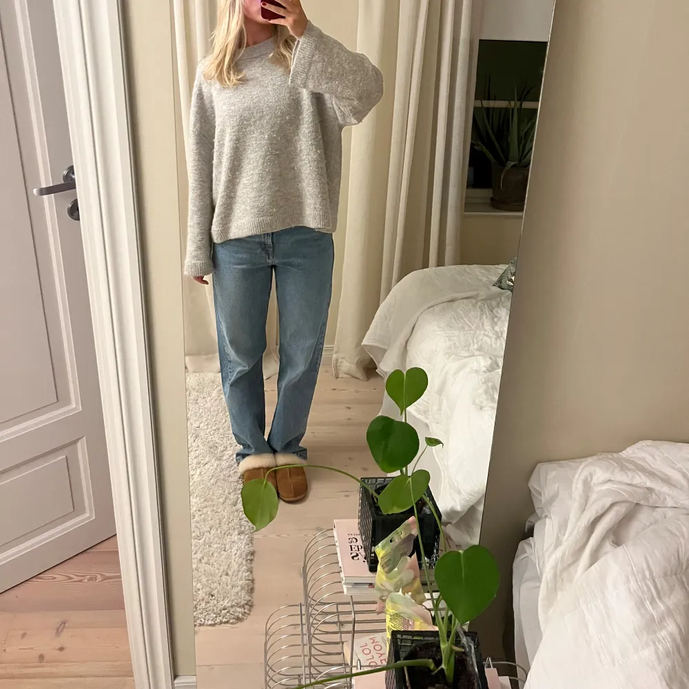 Säljer mina Zara jeans som är i fint skick då de är använda fåtal gånger!. Jeans & Byxor.