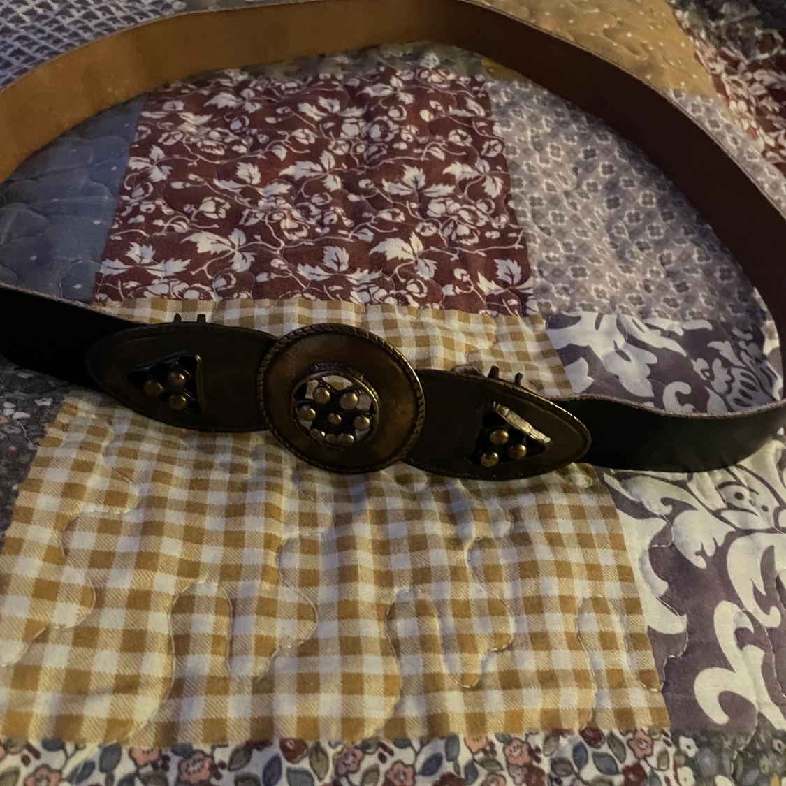 Brunt bälte med guld dekorativt spänne - 90