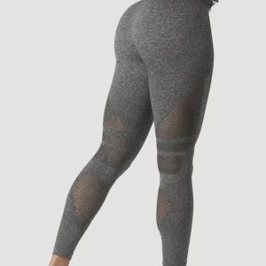 Grå leggings från ICANIWILL - Säljer ett par grå leggings från ICANIWILL i storlek S. De är tillverkade av en blandning av polyamid och polyester, vilket gör dem superbekväma och stretchiga. Perfekta för träning med snygga mesh-detaljer som ger extra ventilation. Högmidjade för en skön passform. Perfekta för gymmet eller yoga! Nypris 700kr