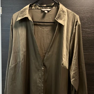 Siden skjorta - Siden skjorta i så fin grön färg från HM, aldrig använd!💚