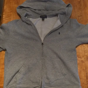 Polo zip hoodie - Polo zip hoodie i st S är 170 och sitter bra på mig. Den är i bra skick