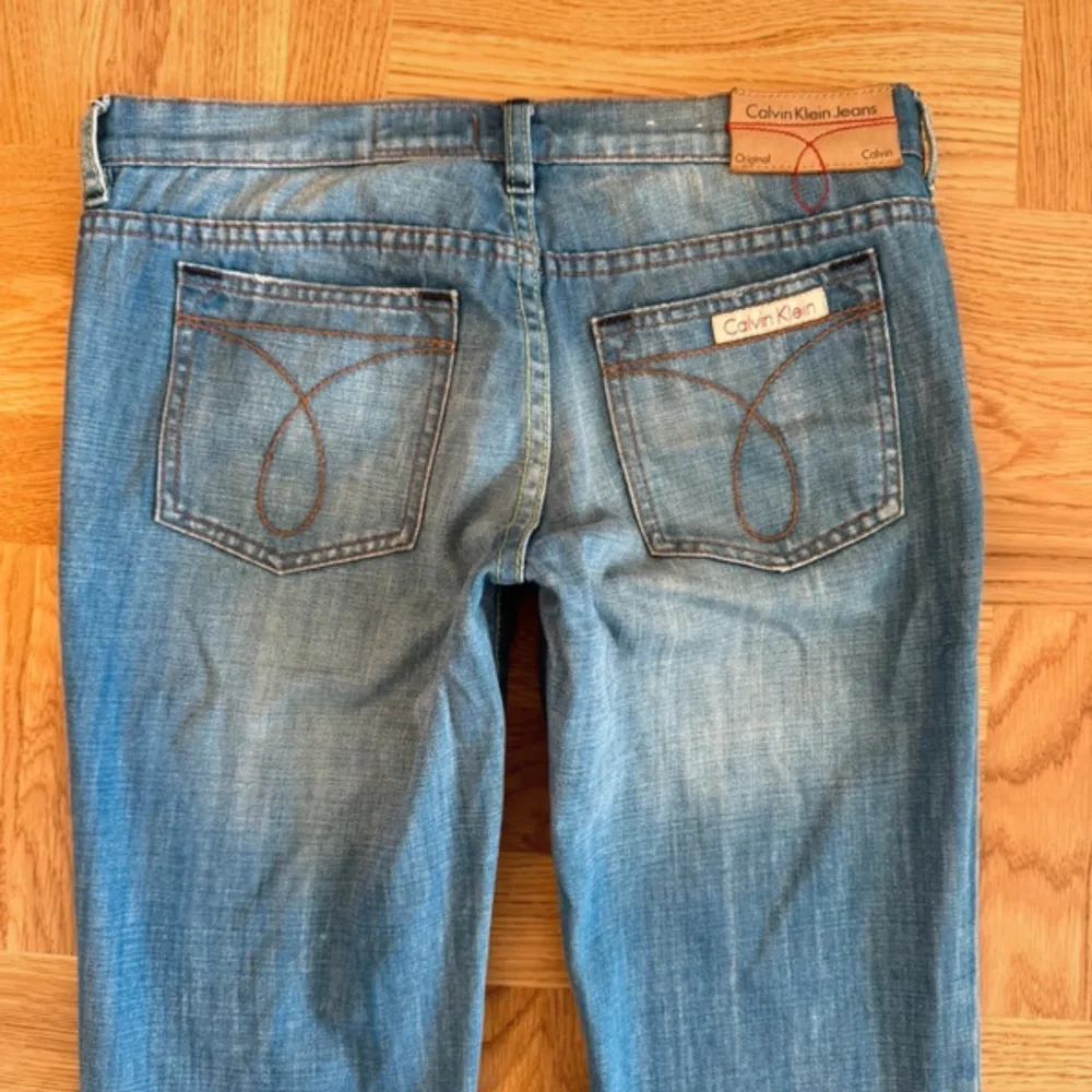 Säljer ett par snygga blå bootcut jeans från Calvin Klein. De har en klassisk femficksdesign och är i mycket bra skick. Perfekta för både vardag och fest! 👖✨midja tvärs över: 37 innerbenslängd 77 jag är 165. Jeans & Byxor.