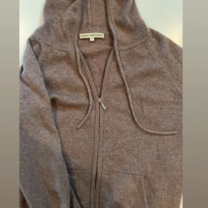 Cashmere zip - Superbra skick, lite använd.  100% cashmere  Snabb frakt